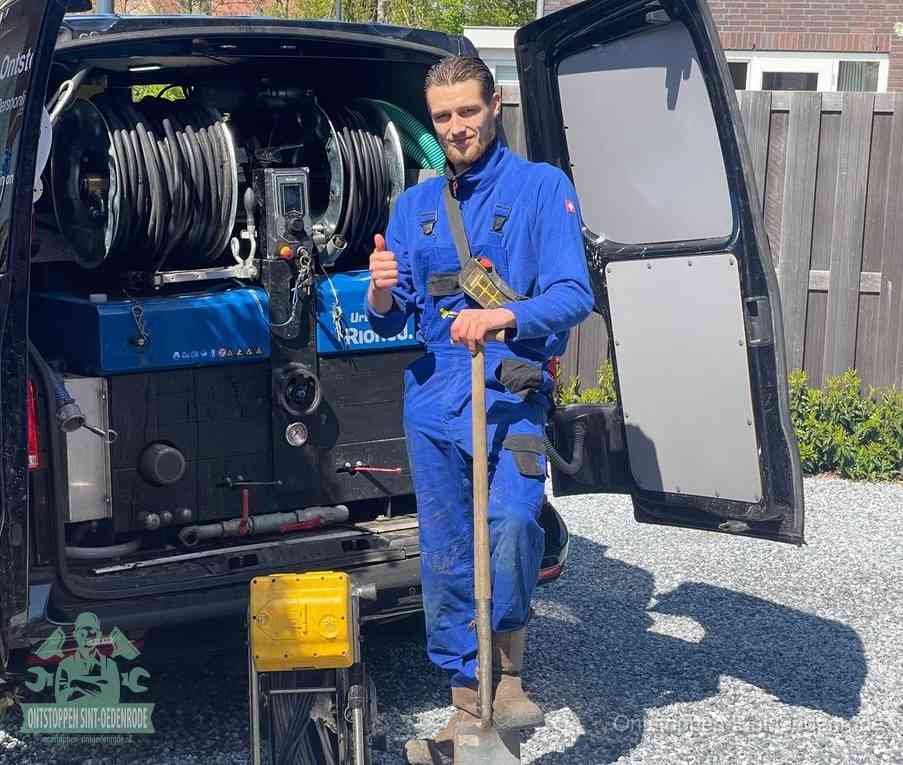 Een tevreden monteur met opgestoken duim naast de bestelbus, slim ingrijpen bespaart kosten bij een verstopte afvoer in Sint Oedenrode