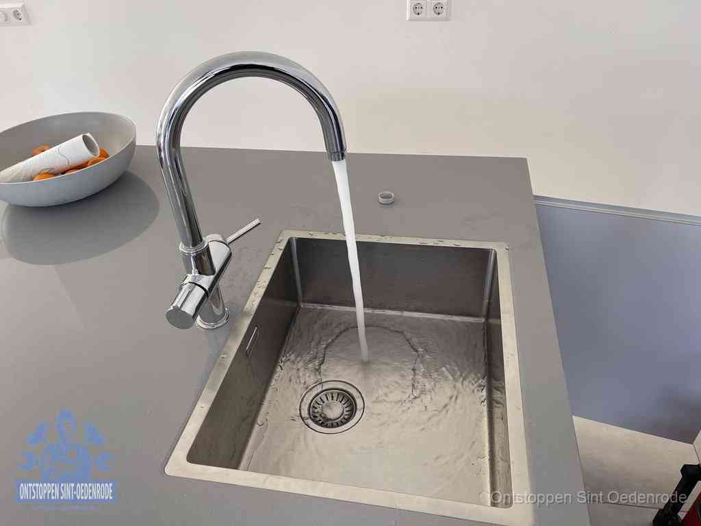 Een vrij doorstromende rvs spoelbak waar het water moeiteloos wegloopt, het resultaat van slim onderhoud dat geld bespaart in Sint Oedenrode