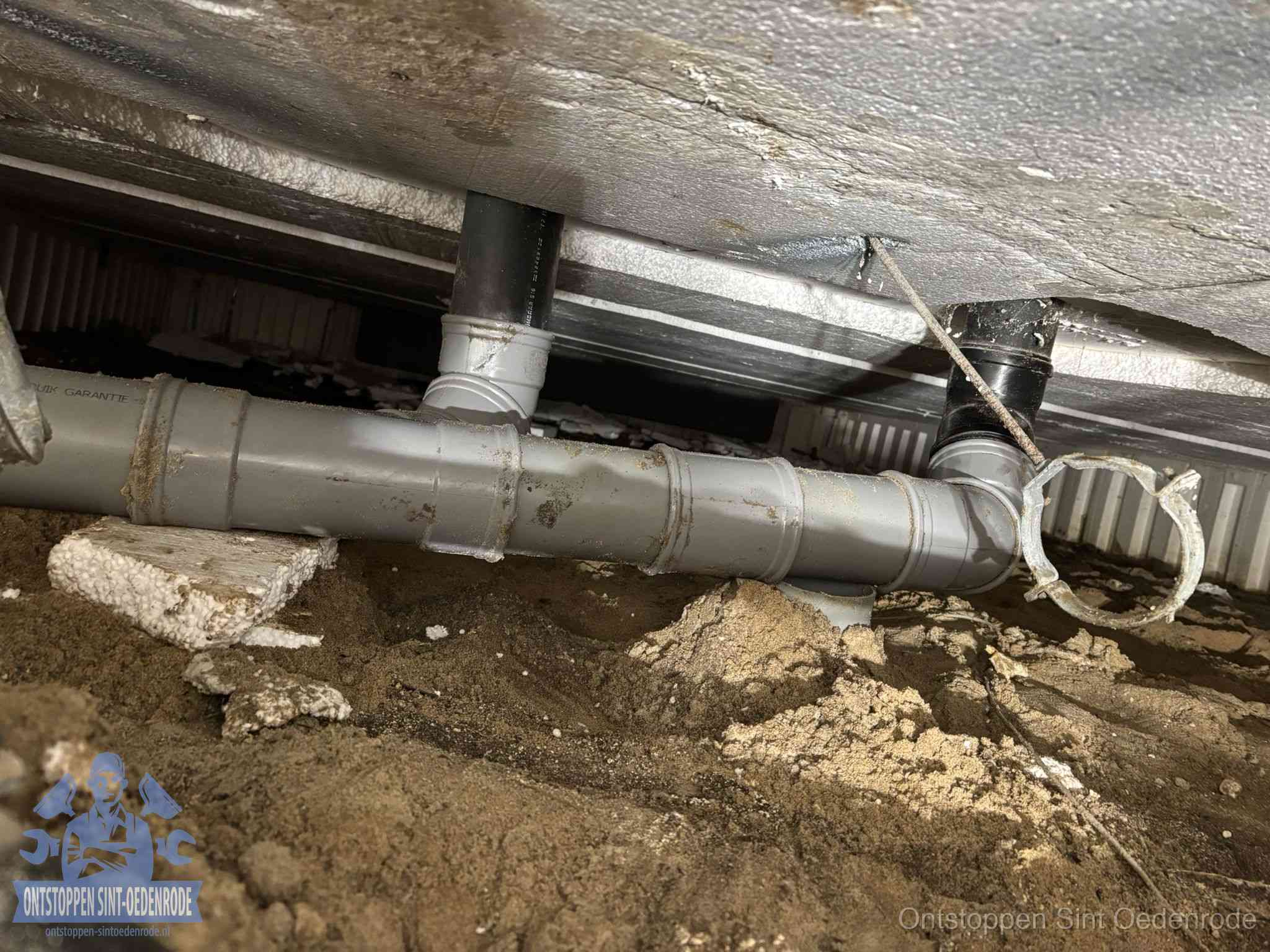 Gemengd en gescheiden rioolstelsel in Sint Oedenrode PVC-buizen in de kruipruimte van een gemengd of gescheiden rioolstelsel in Sint Oedenrode