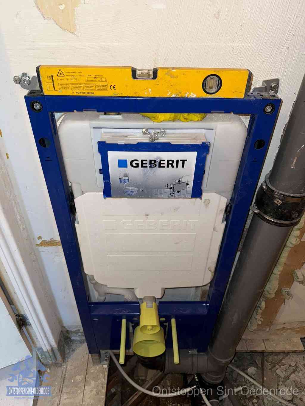 Een Geberit inbouwreservoir met frame voor een hangtoilet tegen de wand, met de afvoerbocht naar de vloer, kenmerkend voor een verstopt hangtoilet in Sint Oedenrode