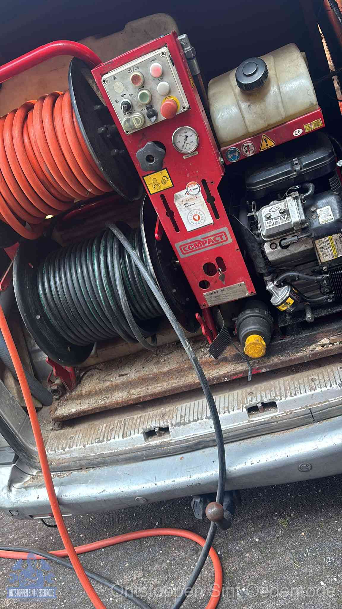 Hogedrukreiniger voor het riool in Sint Oedenrode Hogedrukreiniger met slanghaspels in de bus voor het ontstoppen van het riool in Sint Oedenrode