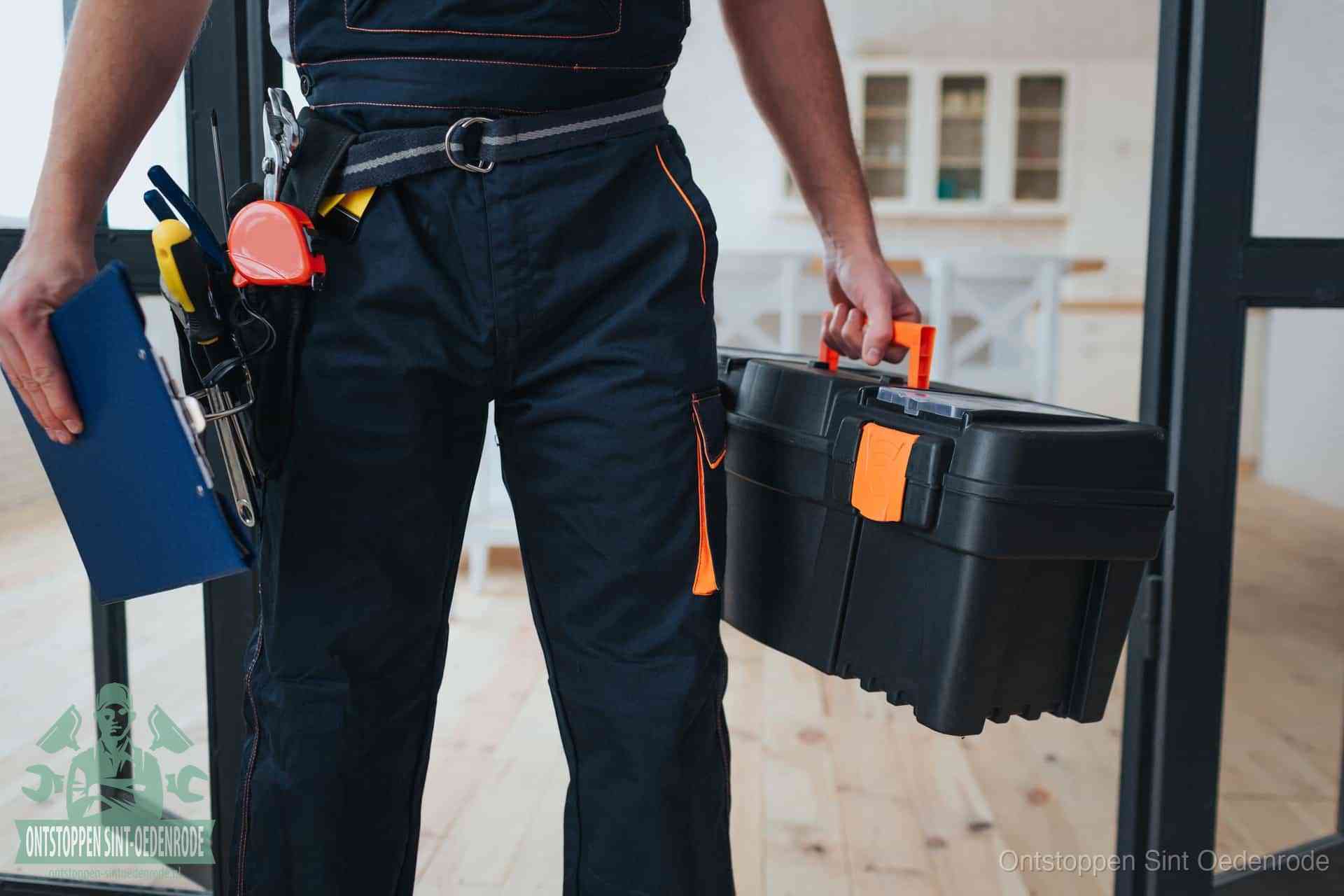 Een monteur met gereedschapsriem en klembord, klaar om een transparante prijs voor het afvoer ontstoppen in Sint Oedenrode te geven