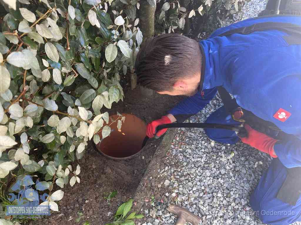 Periodieke rioolreiniging in Sint Oedenrode Monteur reinigt een rioolput met een slang, periodieke rioolreiniging in Sint Oedenrode