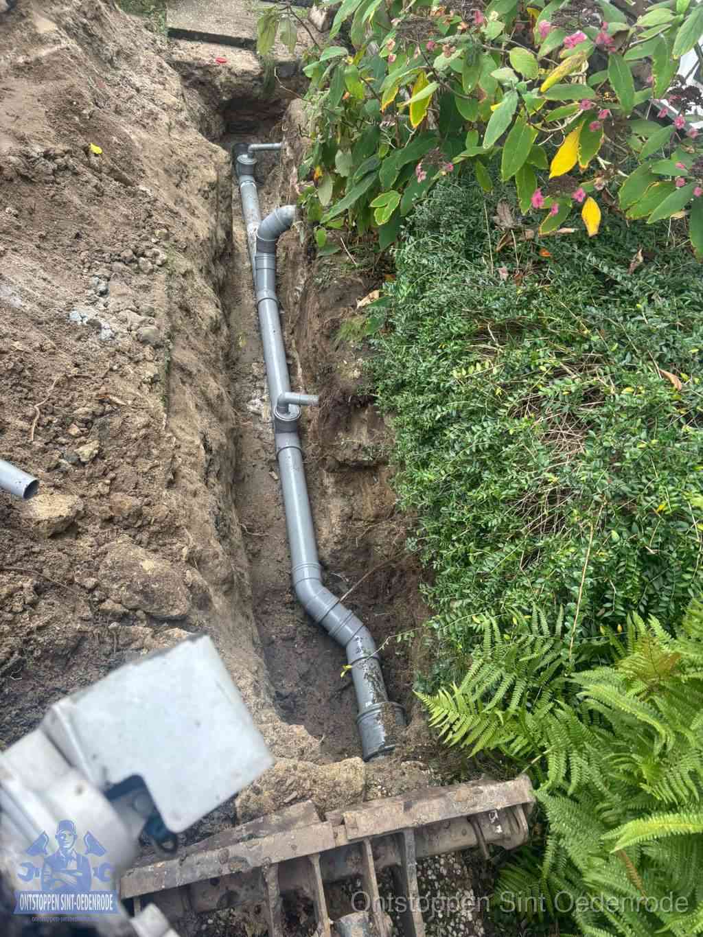 Riool repareren of vervangen in Sint Oedenrode Open sleuf met nieuwe PVC-buizen, riool repareren en vervangen in Sint Oedenrode