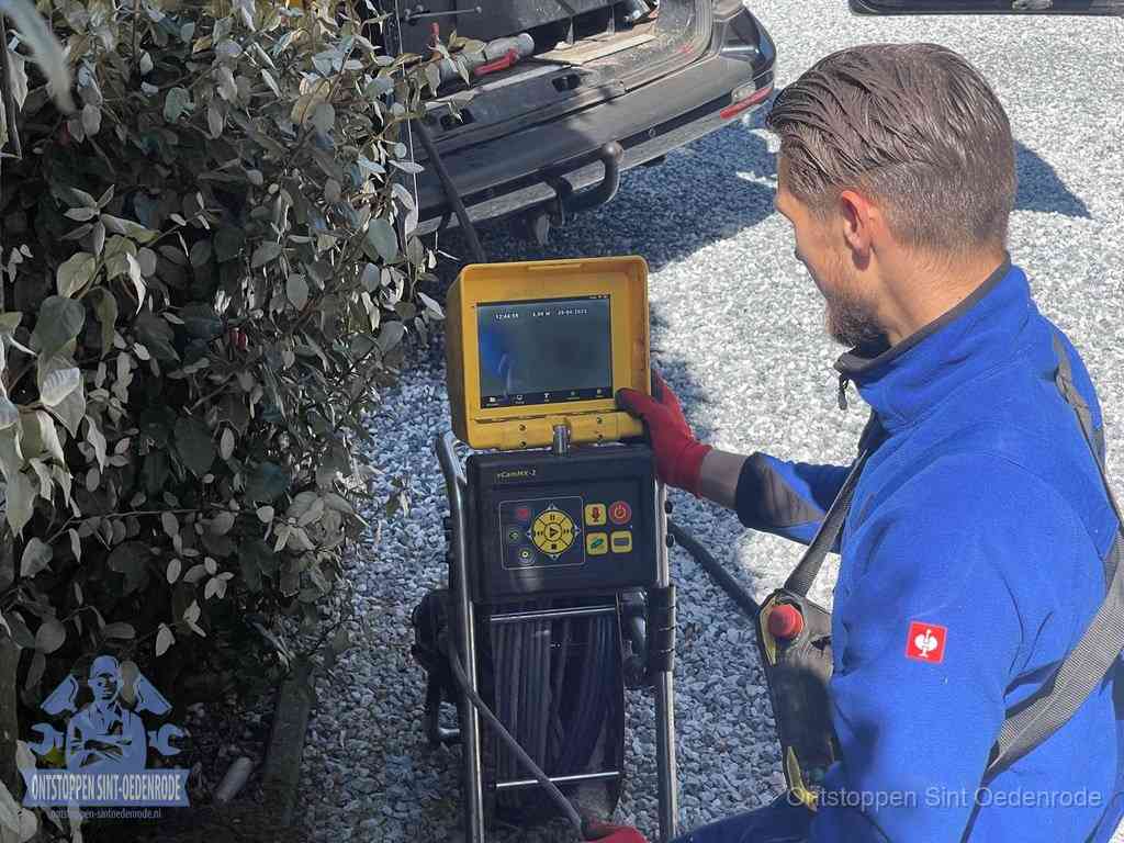 Rioolinspectie met camera in Sint Oedenrode Monteur bedient een rioolinspectiecamera met monitor voor rioolinspectie in Sint Oedenrode