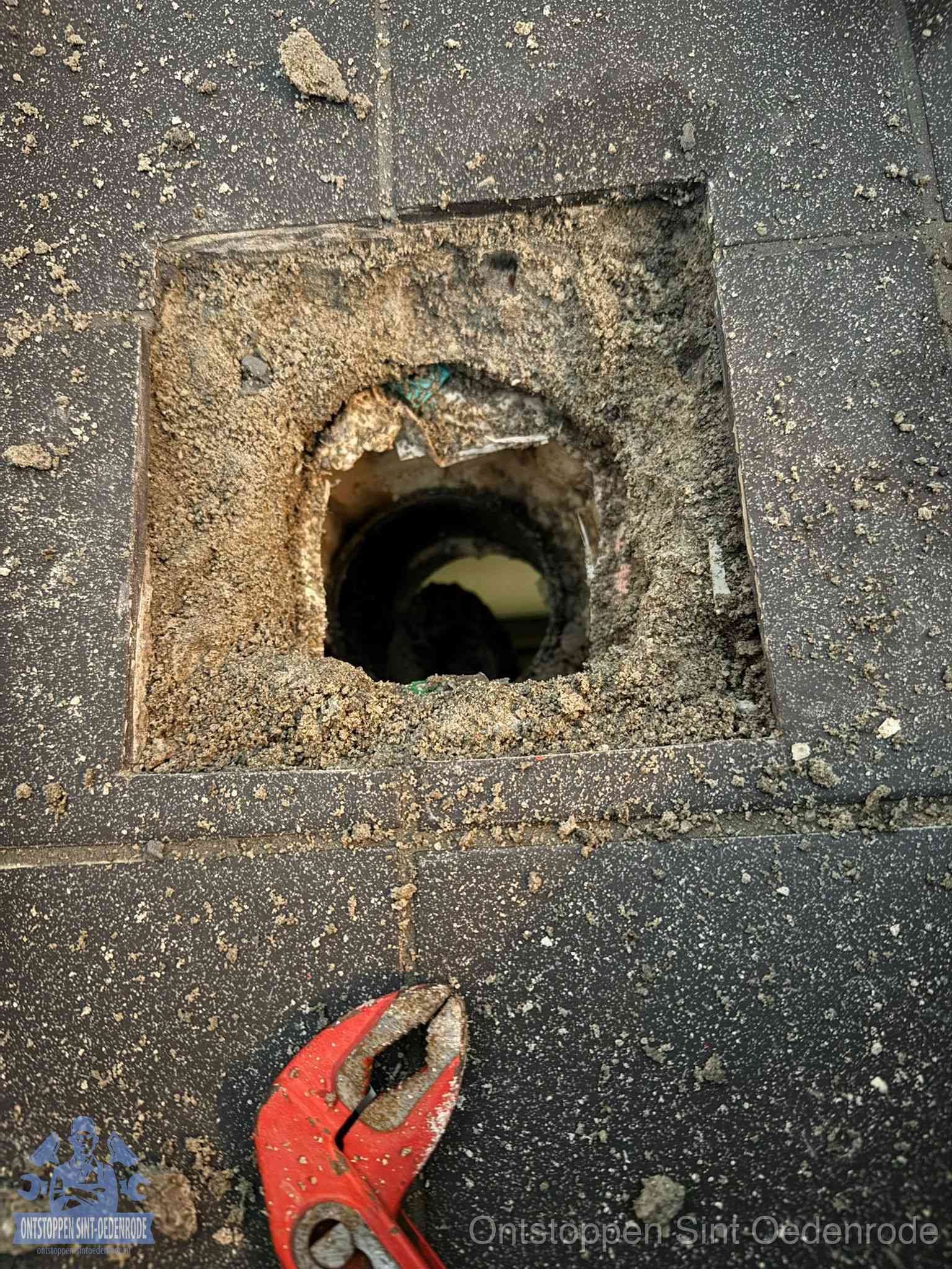 Rioolputje op de erfgrens in Sint Oedenrode Geopend rioolputje op de erfgrens dat laat zien wie eigenaar is van de riolering in Sint Oedenrode
