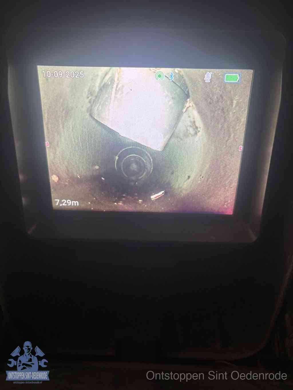 Rioolverzakking op camerabeeld in Sint Oedenrode Camerabeeld van een verzakte rioolbuis diep onder de grond, een rioolverzakking in Sint Oedenrode