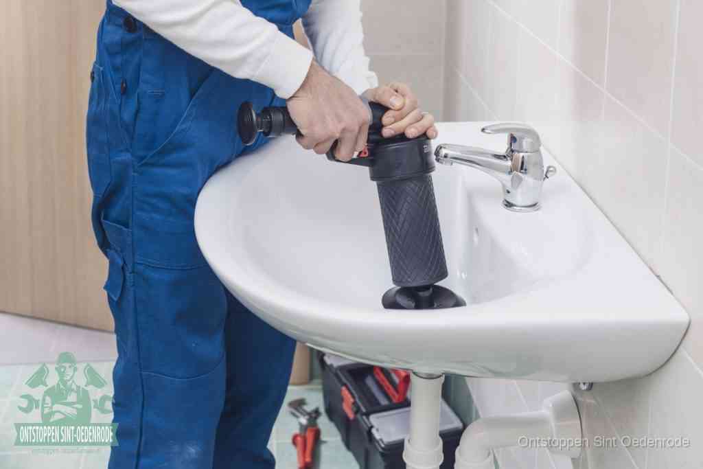 Een te ruwe doe-het-zelf poging met een hand-pomp op de afvoer van een badkamer-wastafel, een van de veelgemaakte fouten bij afvoer ontstoppen in Sint Oedenrode