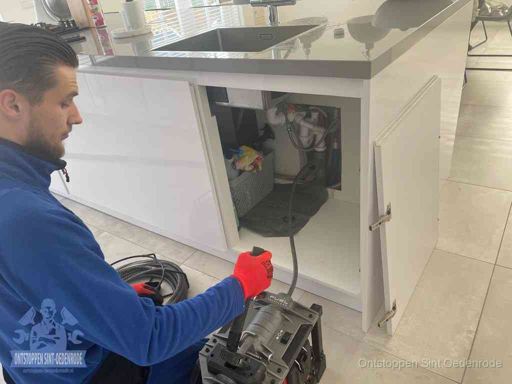 Verstopping per type afvoer in Sint Oedenrode Monteur ontstopt met een veermachine een verstopte afvoer onder de gootsteen in Sint Oedenrode