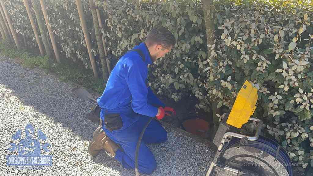 Werkwijze riool ontstoppen in Sint Oedenrode Monteur aan het werk bij een rioolput, de werkwijze voor riool ontstoppen in Sint Oedenrode