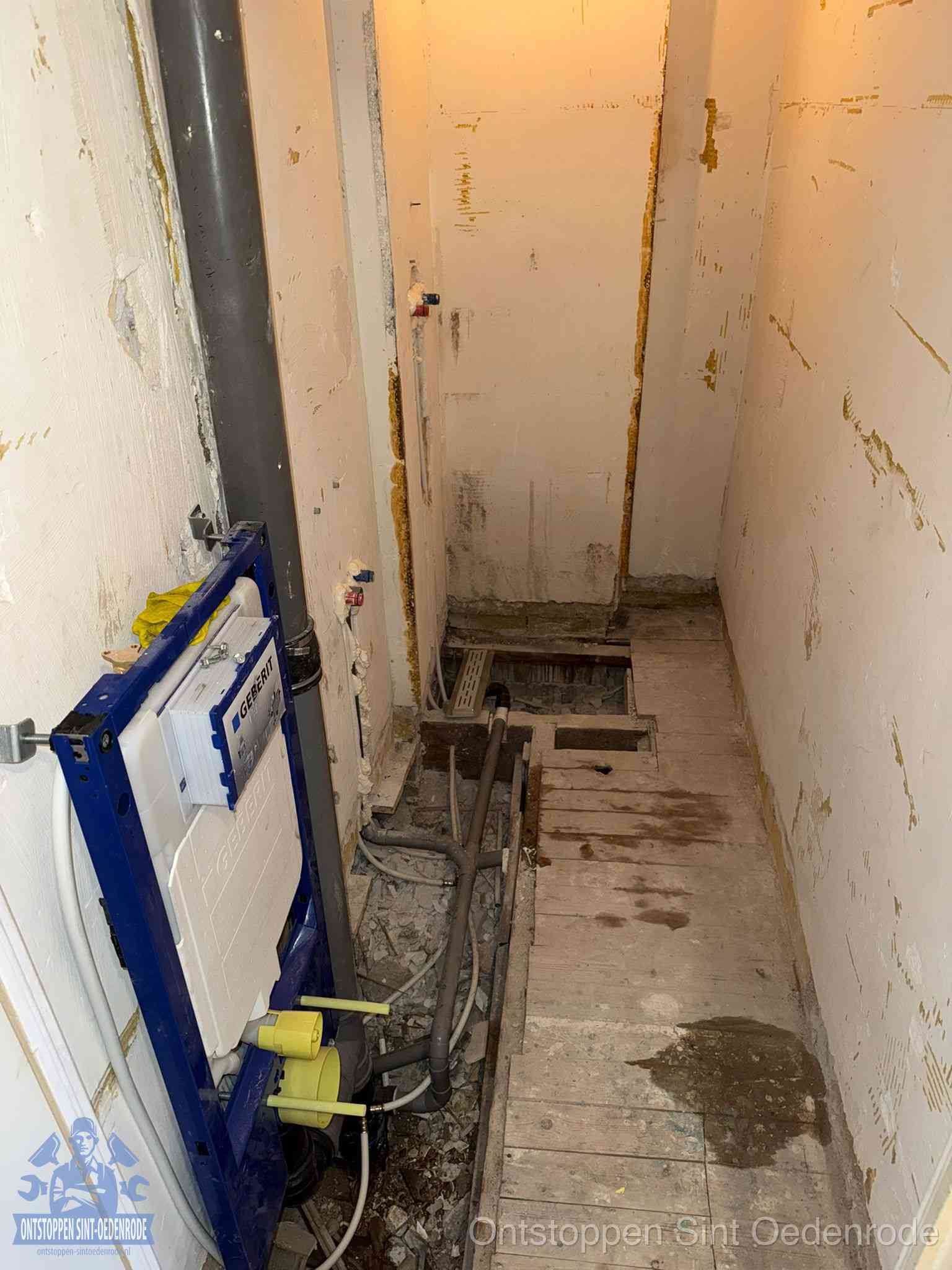 Een opgebroken toiletruimte tijdens renovatie met een Geberit inbouwreservoir en blootliggende oude afvoerleidingen, typisch voor oudere woningen in Sint Oedenrode
