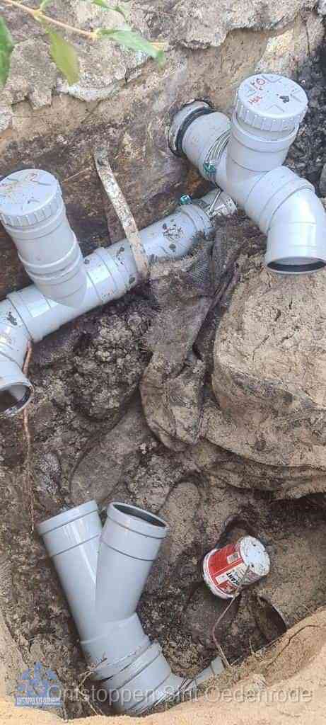 Wortelgroei in de rioolleiding in Sint Oedenrode Uitgegraven PVC-rioolleiding waar wortelgroei de buis bereikt in Sint Oedenrode