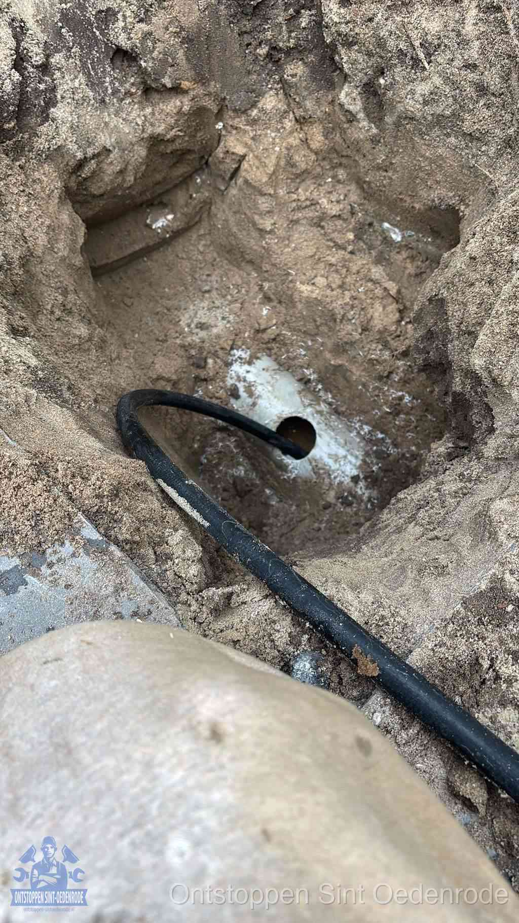 Zelf je riool ontstoppen in Sint Oedenrode Uitgegraven rioolbuis in de grond, hulp om zelf het riool te ontstoppen in Sint Oedenrode